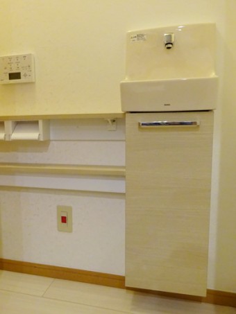 TOTOレストパルL型でスッキリ収納&手洗いのしやすいトイレに TOTOレストパルL型でスッキリ収納&手洗いのしやすいトイレに